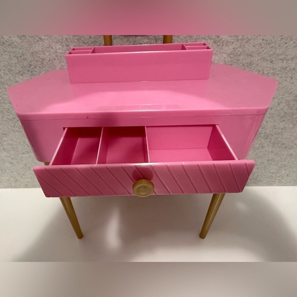 18โ OG Vanity Set Pink/Gold Table and Chair set (no accessories included) - Picture 5 of 14